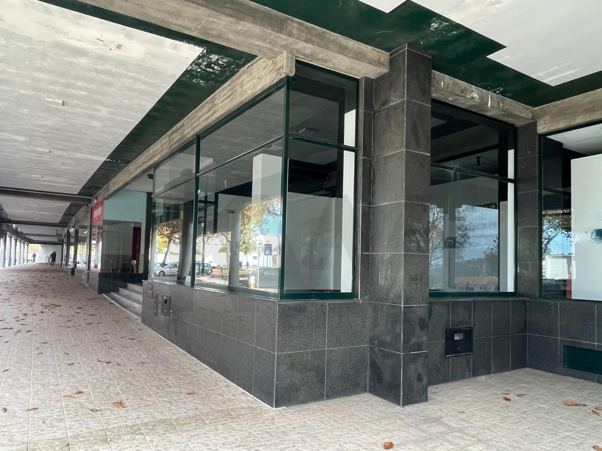 ESPAÇO COMERCIAL/SERVIÇOS PARA VENDA EM S. JOÃO DA MADEIRA COM 223 M2