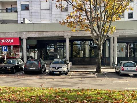 ESPAÇO COMERCIAL/SERVIÇOS PARA VENDA EM S. JOÃO DA MADEIRA COM 223 M2