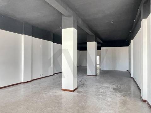 ESPAÇO COMERCIAL/SERVIÇOS PARA VENDA EM S. JOÃO DA MADEIRA COM 223 M2