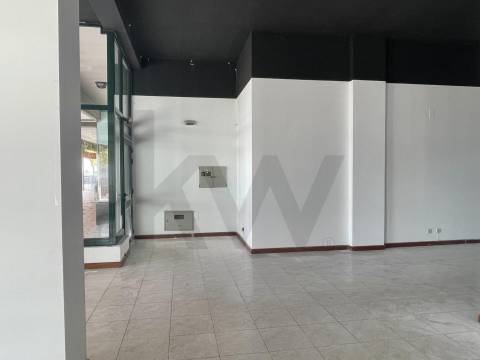 ESPAÇO COMERCIAL/SERVIÇOS PARA VENDA EM S. JOÃO DA MADEIRA COM 223 M2