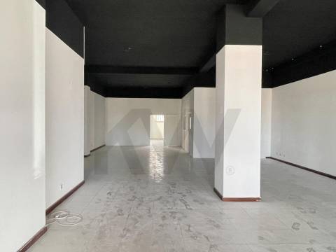 ESPAÇO COMERCIAL/SERVIÇOS PARA VENDA EM S. JOÃO DA MADEIRA COM 223 M2