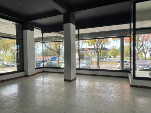 ESPAÇO COMERCIAL/SERVIÇOS PARA VENDA EM S. JOÃO DA MADEIRA COM 223 M2