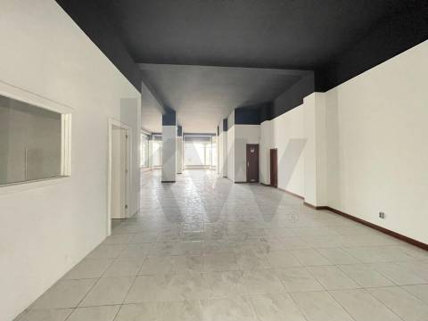 ESPAÇO COMERCIAL/SERVIÇOS PARA VENDA EM S. JOÃO DA MADEIRA COM 223 M2