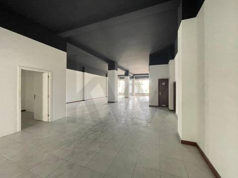 ESPAÇO COMERCIAL/SERVIÇOS PARA VENDA EM S. JOÃO DA MADEIRA COM 223 M2