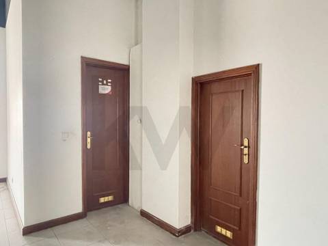 ESPAÇO COMERCIAL/SERVIÇOS PARA VENDA EM S. JOÃO DA MADEIRA COM 223 M2