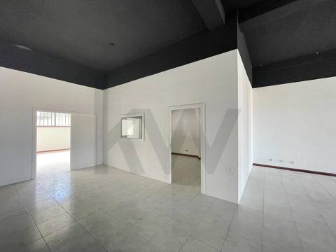 ESPAÇO COMERCIAL/SERVIÇOS PARA VENDA EM S. JOÃO DA MADEIRA COM 223 M2