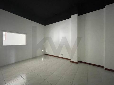 ESPAÇO COMERCIAL/SERVIÇOS PARA VENDA EM S. JOÃO DA MADEIRA COM 223 M2