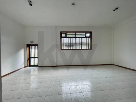 ESPAÇO COMERCIAL/SERVIÇOS PARA VENDA EM S. JOÃO DA MADEIRA COM 223 M2