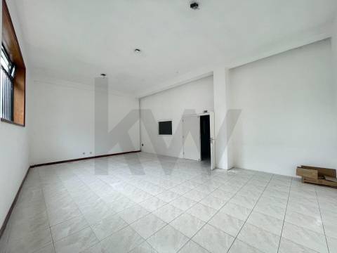 ESPAÇO COMERCIAL/SERVIÇOS PARA VENDA EM S. JOÃO DA MADEIRA COM 223 M2