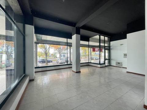 ESPAÇO COMERCIAL/SERVIÇOS PARA VENDA EM S. JOÃO DA MADEIRA COM 223 M2