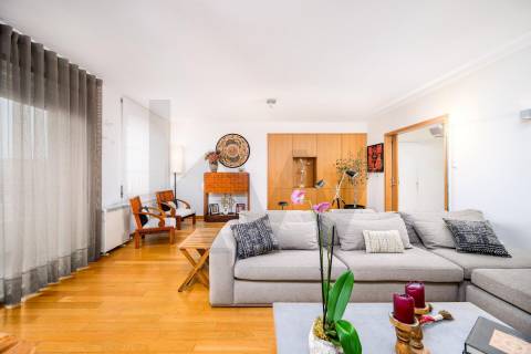 Apartamento T4 Triplex na Foz do Douro com Vista Mar e Terraços – 50m da Avenida Brasil