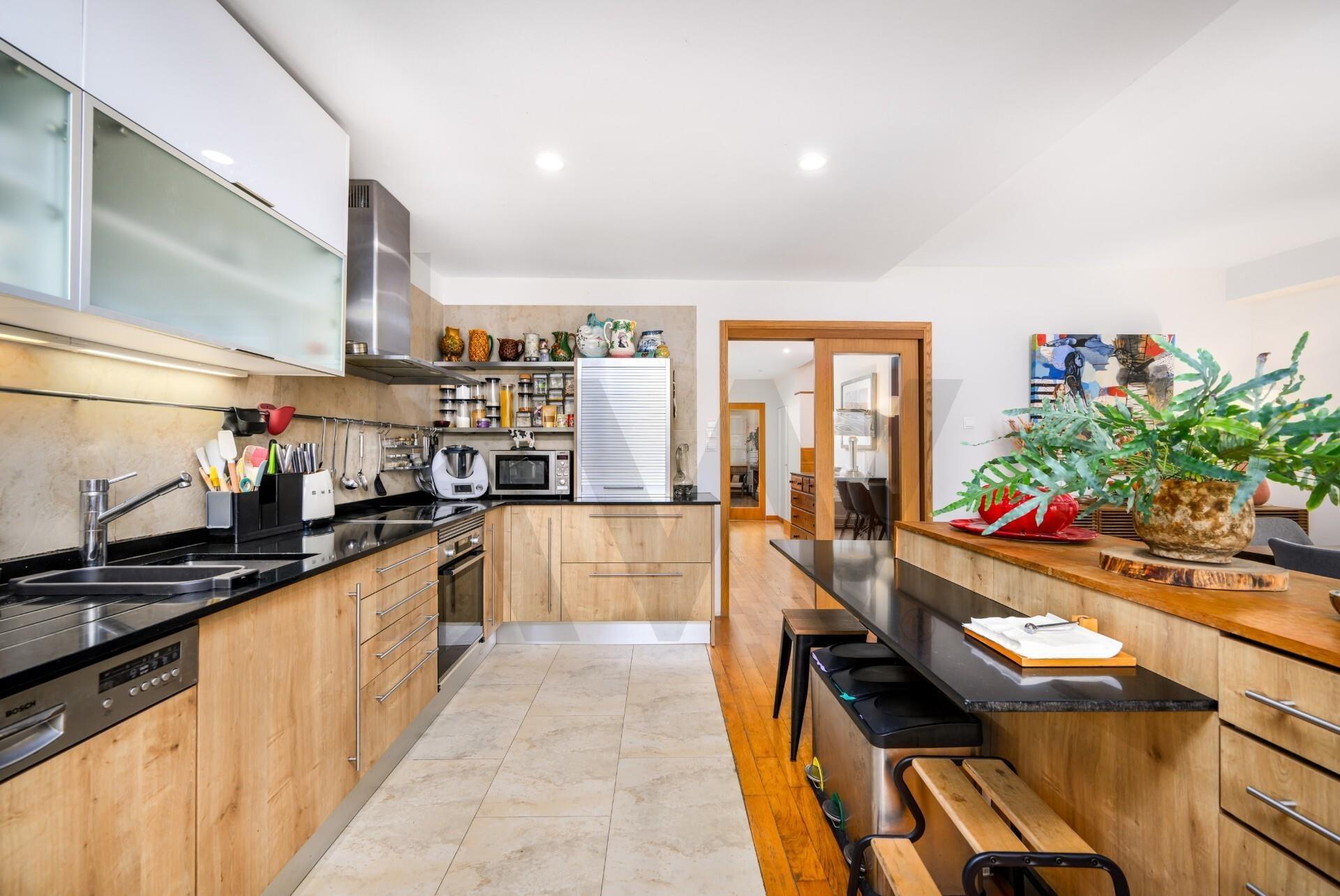 Apartamento T4 Triplex na Foz do Douro com Vista Mar e Terraços – 50m da Avenida Brasil