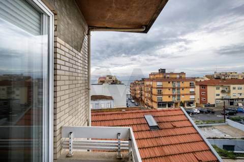 Apartamento T4 Triplex na Foz do Douro com Vista Mar e Terraços – 50m da Avenida Brasil
