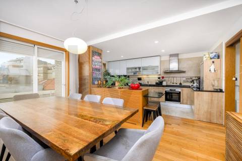 Apartamento T4 Triplex na Foz do Douro com Vista Mar e Terraços – 50m da Avenida Brasil