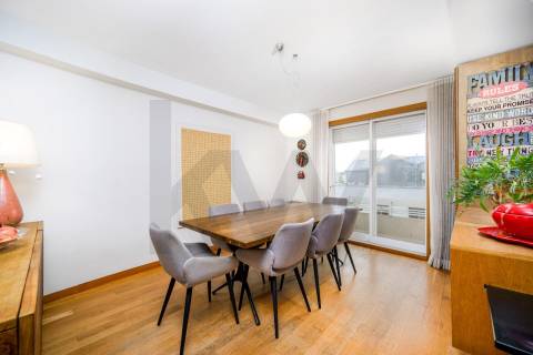 Apartamento T4 Triplex na Foz do Douro com Vista Mar e Terraços – 50m da Avenida Brasil