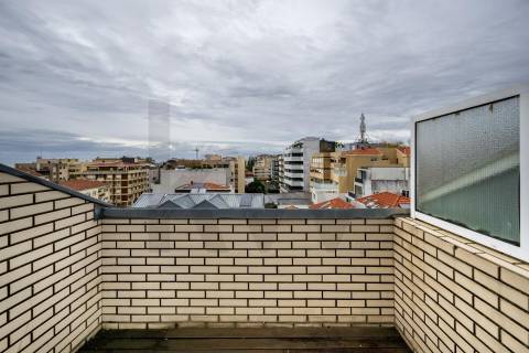 Apartamento T4 Triplex na Foz do Douro com Vista Mar e Terraços – 50m da Avenida Brasil