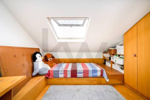 Apartamento T4 Triplex na Foz do Douro com Vista Mar e Terraços – 50m da Avenida Brasil