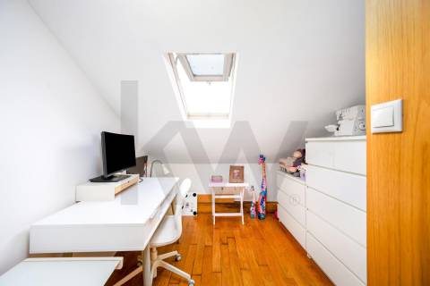 Apartamento T4 Triplex na Foz do Douro com Vista Mar e Terraços – 50m da Avenida Brasil