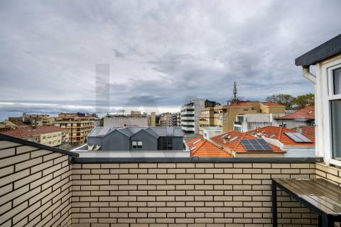 Apartamento T4 Triplex na Foz do Douro com Vista Mar e Terraços – 50m da Avenida Brasil