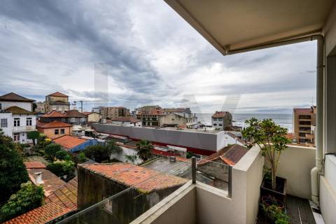 Apartamento T4 Triplex na Foz do Douro com Vista Mar e Terraços – 50m da Avenida Brasil