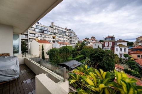 Apartamento T4 Triplex na Foz do Douro com Vista Mar e Terraços – 50m da Avenida Brasil