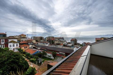 Apartamento T4 Triplex na Foz do Douro com Vista Mar e Terraços – 50m da Avenida Brasil