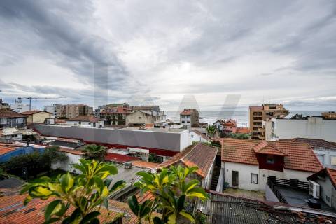 Apartamento T4 Triplex na Foz do Douro com Vista Mar e Terraços – 50m da Avenida Brasil