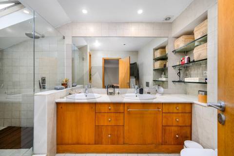 Apartamento T4 Triplex na Foz do Douro com Vista Mar e Terraços – 50m da Avenida Brasil