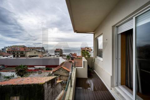 Apartamento T4 Triplex na Foz do Douro com Vista Mar e Terraços – 50m da Avenida Brasil
