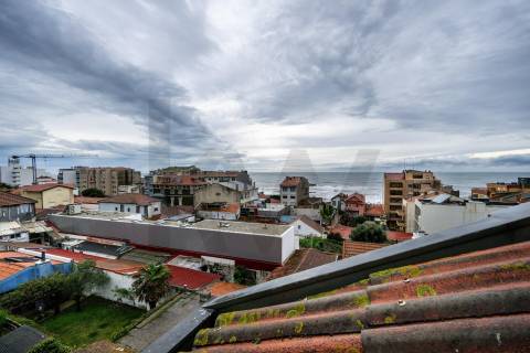 Apartamento T4 Triplex na Foz do Douro com Vista Mar e Terraços – 50m da Avenida Brasil