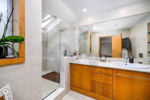 Apartamento T4 Triplex na Foz do Douro com Vista Mar e Terraços – 50m da Avenida Brasil