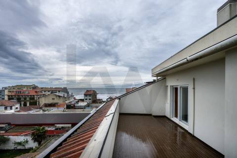 Apartamento T4 Triplex na Foz do Douro com Vista Mar e Terraços – 50m da Avenida Brasil