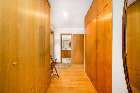 Apartamento T4 Triplex na Foz do Douro com Vista Mar e Terraços – 50m da Avenida Brasil