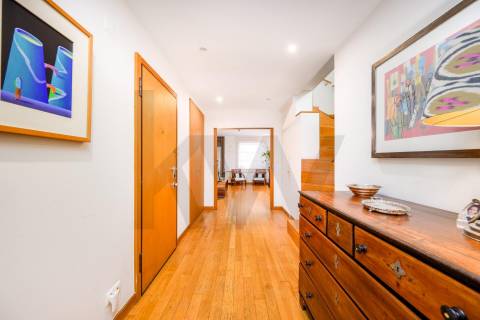 Apartamento T4 Triplex na Foz do Douro com Vista Mar e Terraços – 50m da Avenida Brasil