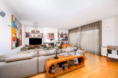 Apartamento T4 Triplex na Foz do Douro com Vista Mar e Terraços – 50m da Avenida Brasil