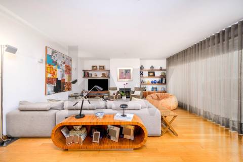 Apartamento T4 Triplex na Foz do Douro com Vista Mar e Terraços – 50m da Avenida Brasil