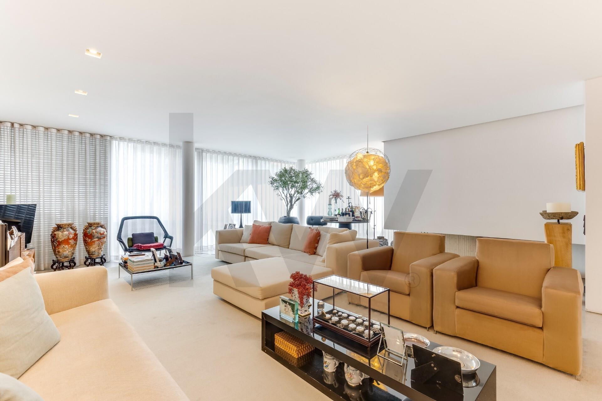 Moradia na Foz do Douro, situada na zona de Nevogilde 