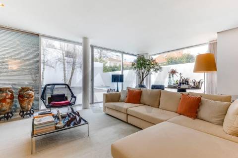 Moradia na Foz do Douro, situada na zona de Nevogilde 