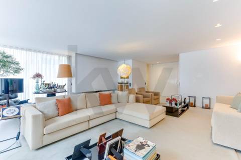 Moradia na Foz do Douro, situada na zona de Nevogilde 