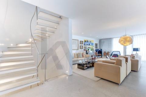 Moradia na Foz do Douro, situada na zona de Nevogilde 