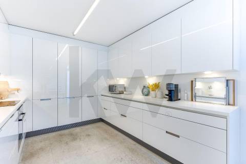 Moradia na Foz do Douro, situada na zona de Nevogilde 