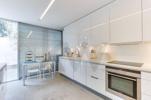 Moradia na Foz do Douro, situada na zona de Nevogilde 