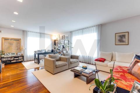 Moradia na Foz do Douro, situada na zona de Nevogilde 