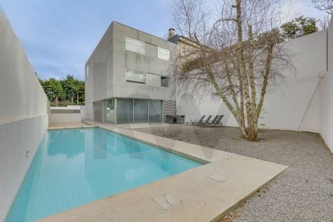 Moradia na Foz do Douro, situada na zona de Nevogilde 