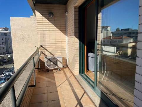 Apartamento T2 Mobilado com Garagem Dupla no Coração do Porto