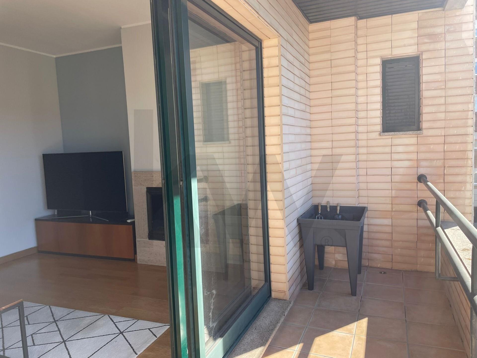 Apartamento T2 Mobilado com Garagem Dupla no Coração do Porto