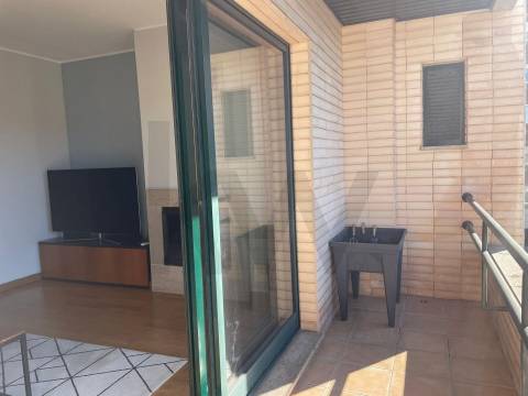 Apartamento T2 Mobilado com Garagem Dupla no Coração do Porto