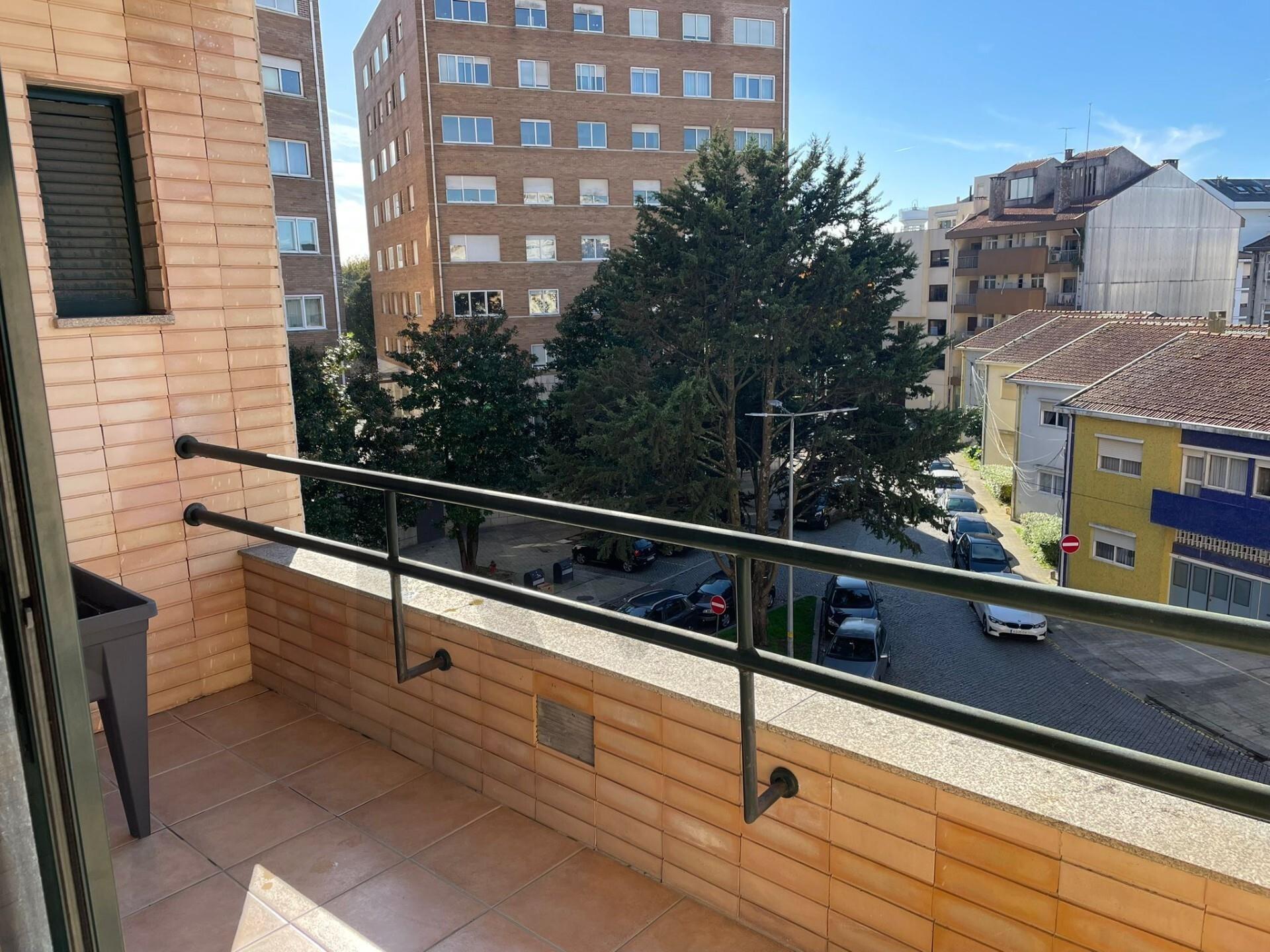 Apartamento T2 Mobilado com Garagem Dupla no Coração do Porto