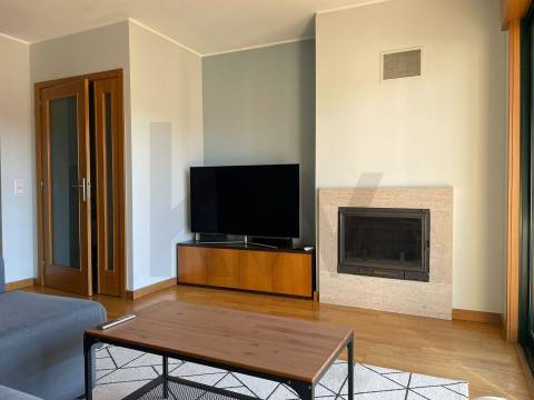 Apartamento T2 Mobilado com Garagem Dupla no Coração do Porto