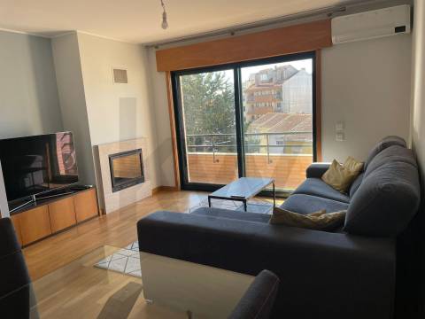 Apartamento T2 Mobilado com Garagem Dupla no Coração do Porto